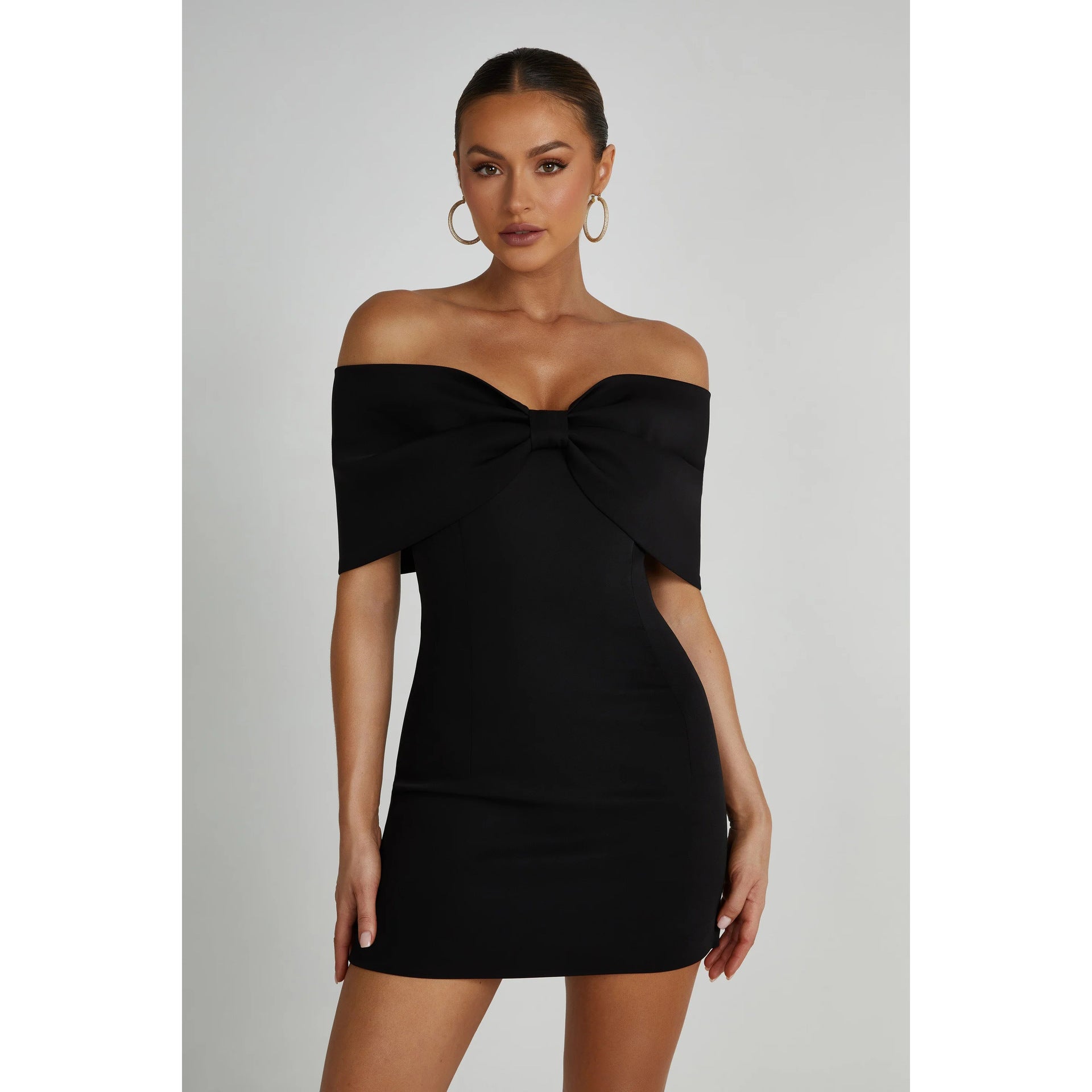 Love Bow Dress – Elegance with Bare Shoulders