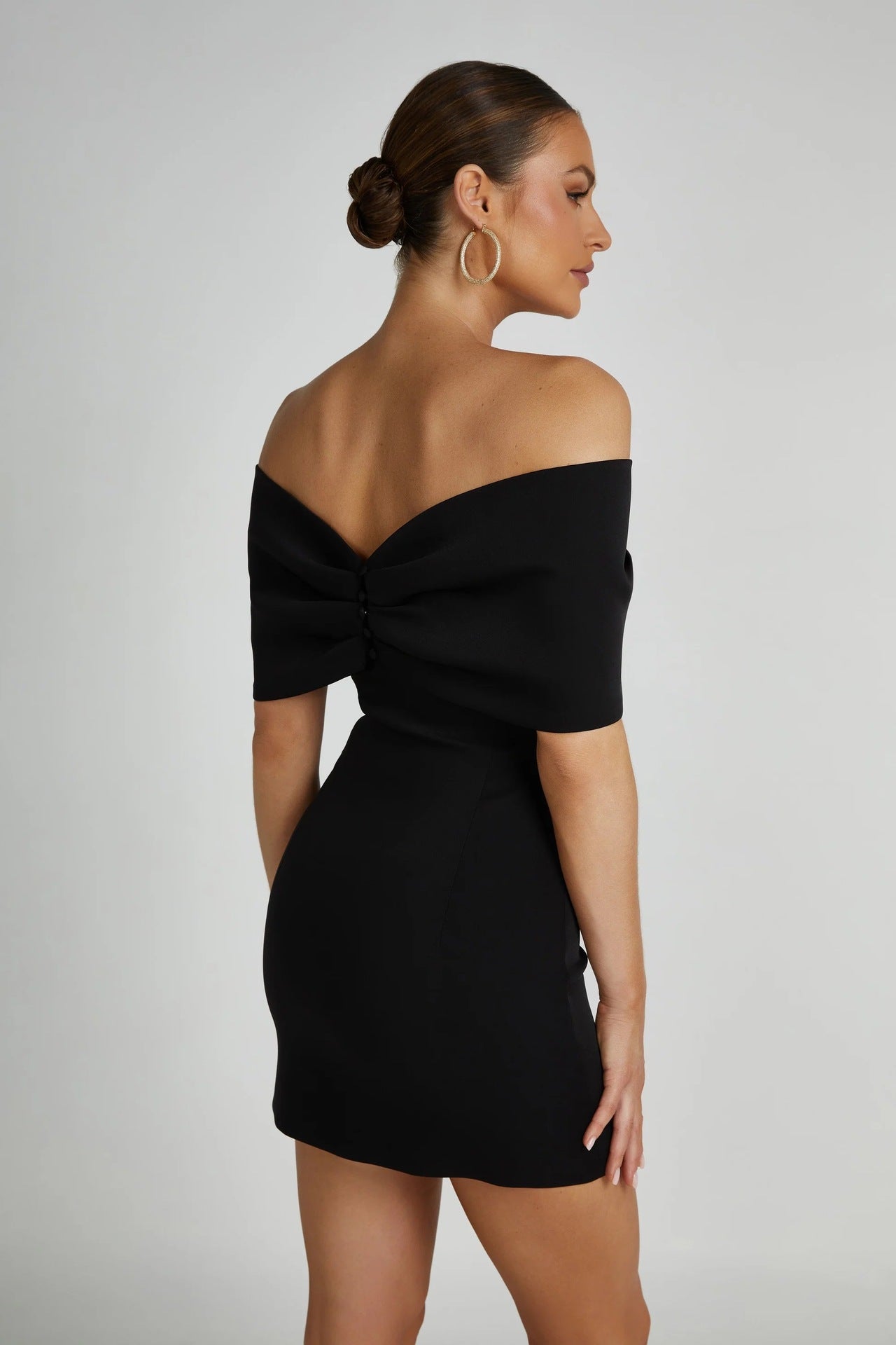 Love Bow Dress – Elegance with Bare Shoulders